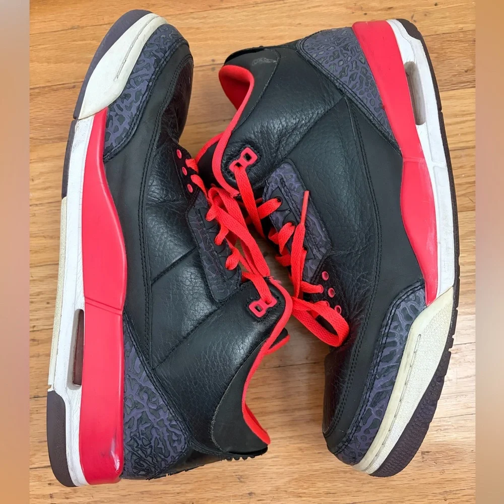 Nike Men’s Air Jordan 3 Retro Crimson sneakers
